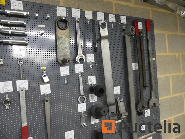 Grote aantal gereedschappen en stukken voor garage - afbeelding 57 van  82