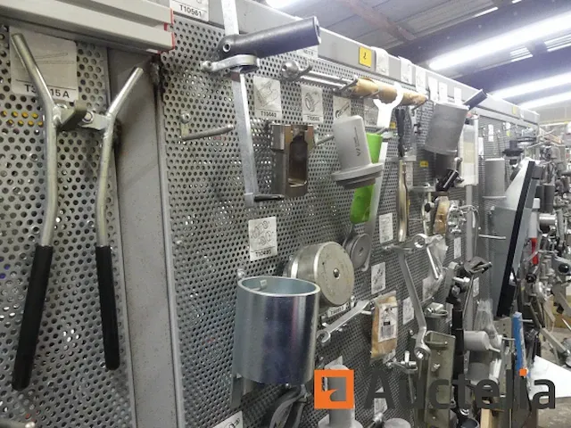 Grote aantal gereedschappen en stukken voor garage - afbeelding 62 van  82