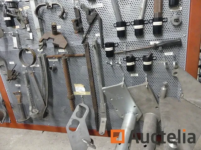 Grote aantal gereedschappen en stukken voor garage - afbeelding 63 van  82