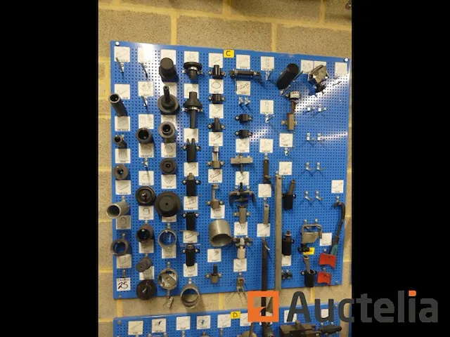 Grote aantal gereedschappen en stukken voor garage - afbeelding 56 van  82