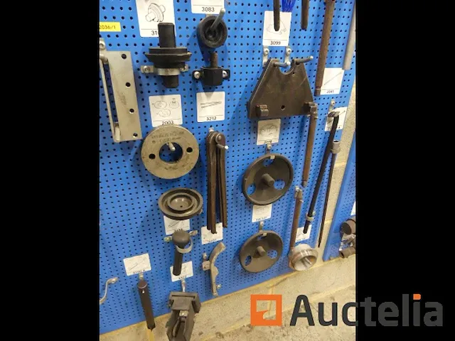 Grote aantal gereedschappen en stukken voor garage - afbeelding 69 van  82