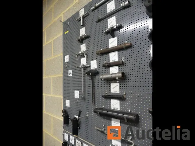 Grote aantal gereedschappen en stukken voor garage - afbeelding 76 van  82
