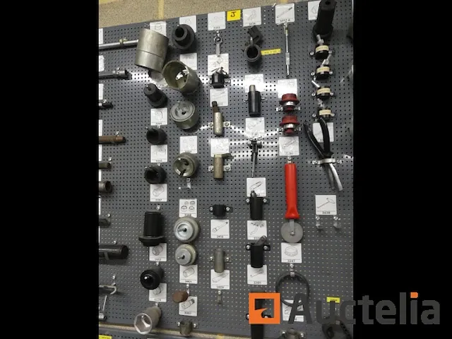 Grote aantal gereedschappen en stukken voor garage - afbeelding 77 van  82