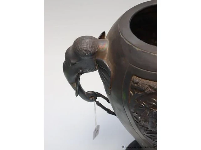 Grote art déco vaas in africanistische stijl. handgrepen elk in de vorm van een olifantenkop waarvan de slurf een ring vasthoudt. decoratie in reliëf met een olifant aangevallen door roofdieren. verzilverd metaal. hoogte: 35 cm - afbeelding 2 van  3