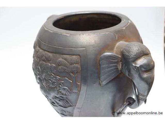 Grote art déco vaas in africanistische stijl. handgrepen elk in de vorm van een olifantenkop waarvan de slurf een ring vasthoudt. decoratie in reliëf met een olifant aangevallen door roofdieren. verzilverd metaal. hoogte: 35 cm - afbeelding 3 van  3