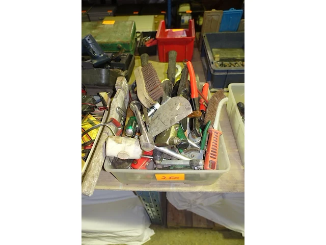 Grote bak divers materiaal - afbeelding 1 van  2