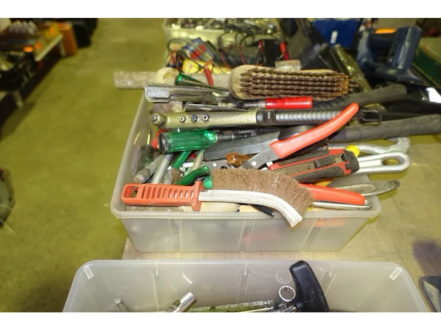 Grote bak divers materiaal - afbeelding 2 van  2