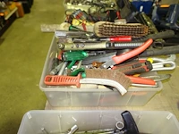 Grote bak divers materiaal - afbeelding 2 van  2
