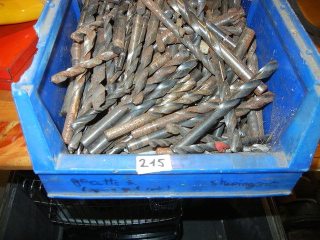 Grote bak met metaalboren en stuurslot - afbeelding 1 van  3