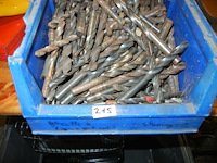 Grote bak met metaalboren en stuurslot - afbeelding 1 van  3