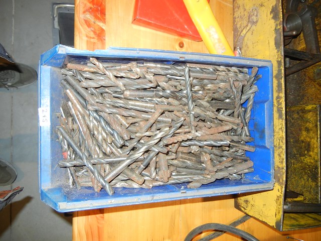 Grote bak met metaalboren en stuurslot - afbeelding 2 van  3