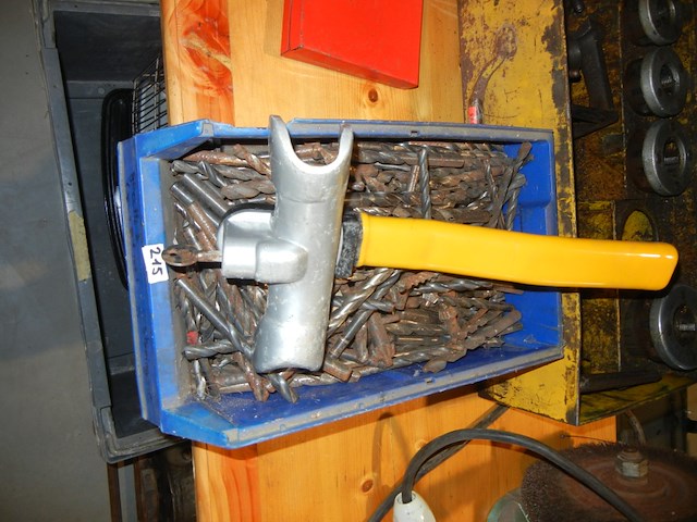 Grote bak met metaalboren en stuurslot - afbeelding 3 van  3