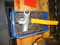 Grote bak met metaalboren en stuurslot - afbeelding 3 van  3