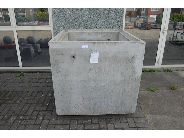 Grote betonnen bloembak ca. 1,20 m x 1,20 m - afbeelding 1 van  4