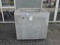 Grote betonnen bloembak ca. 1,20 m x 1,20 m - afbeelding 1 van  4