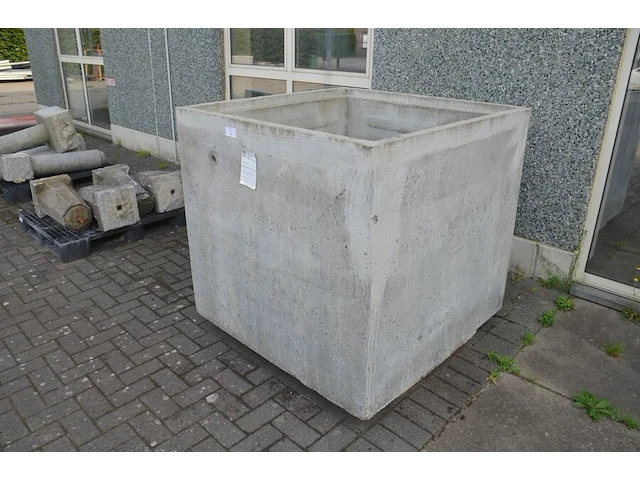 Grote betonnen bloembak ca. 1,20 m x 1,20 m - afbeelding 2 van  4