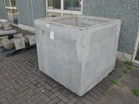 Grote betonnen bloembak ca. 1,20 m x 1,20 m - afbeelding 2 van  4