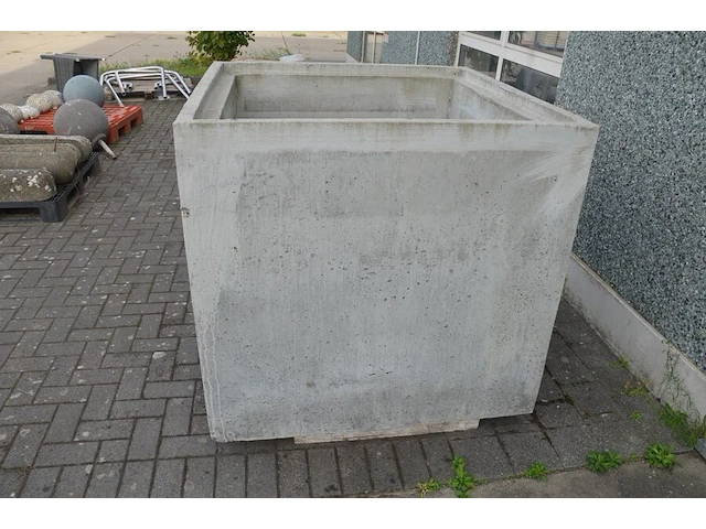 Grote betonnen bloembak ca. 1,20 m x 1,20 m - afbeelding 3 van  4