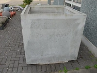 Grote betonnen bloembak ca. 1,20 m x 1,20 m - afbeelding 3 van  4