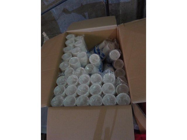 Grote doos met drinkbekers - afbeelding 3 van  3