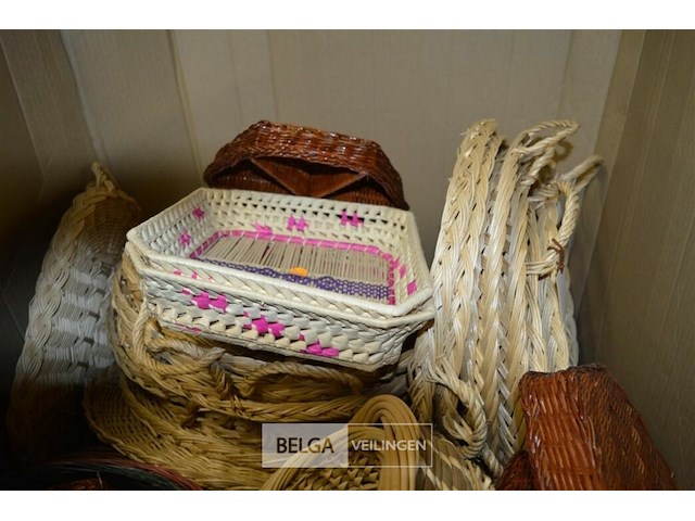 Grote doos met rieten mandjes en korfjes - afbeelding 2 van  5