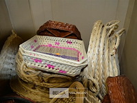 Grote doos met rieten mandjes en korfjes - afbeelding 2 van  5
