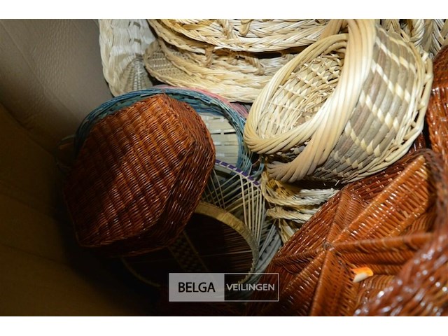 Grote doos met rieten mandjes en korfjes - afbeelding 3 van  5