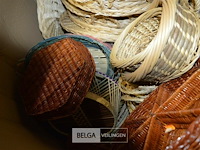 Grote doos met rieten mandjes en korfjes - afbeelding 3 van  5