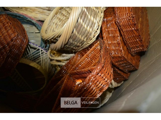 Grote doos met rieten mandjes en korfjes - afbeelding 4 van  5