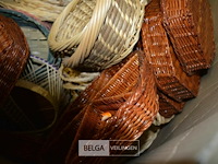 Grote doos met rieten mandjes en korfjes - afbeelding 4 van  5