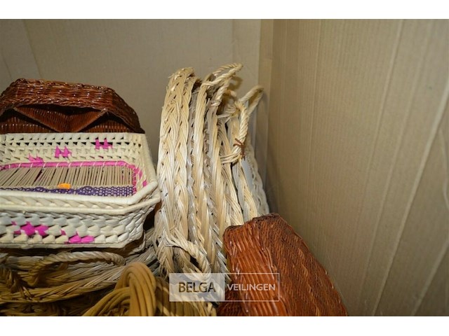 Grote doos met rieten mandjes en korfjes - afbeelding 5 van  5