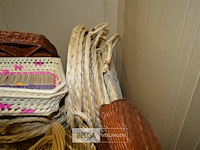 Grote doos met rieten mandjes en korfjes - afbeelding 5 van  5