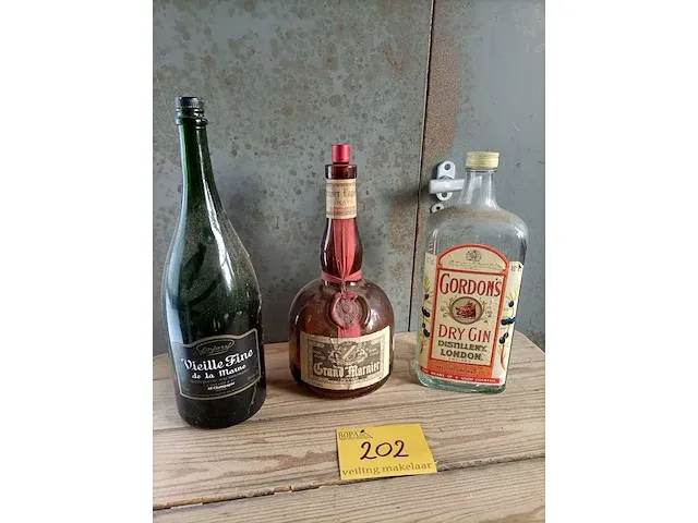 Grote flessen decoratief, oa. grand marnier, 3 stuks - afbeelding 1 van  4