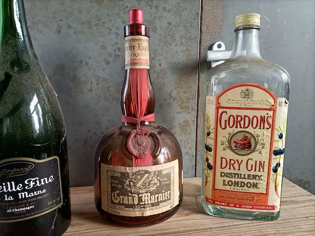 Grote flessen decoratief, oa. grand marnier, 3 stuks - afbeelding 2 van  4