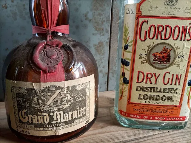 Grote flessen decoratief, oa. grand marnier, 3 stuks - afbeelding 4 van  4