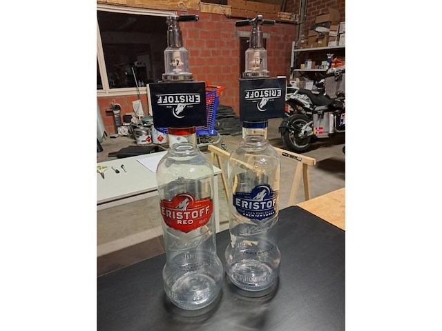 Grote flessen + houder v vodka eristoff 2 x 65 cm - afbeelding 1 van  4