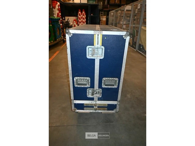 Grote flightcase op wielen - afbeelding 9 van  10