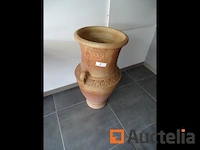 Grote gebeeldhouwde aardewerken pot