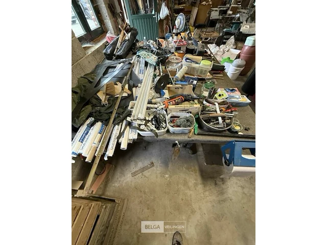 Grote glaswerktafel met alle materialen - afbeelding 1 van  6