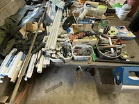 Grote glaswerktafel met alle materialen - afbeelding 1 van  6