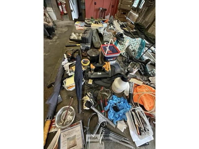 Grote glaswerktafel met alle materialen - afbeelding 5 van  6