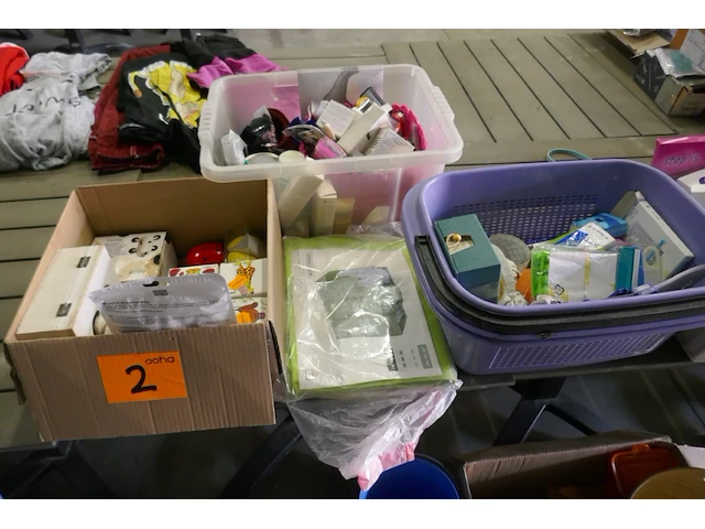 Grote hoeveel schoonheidsprodukten en dergelijken - afbeelding 1 van  8