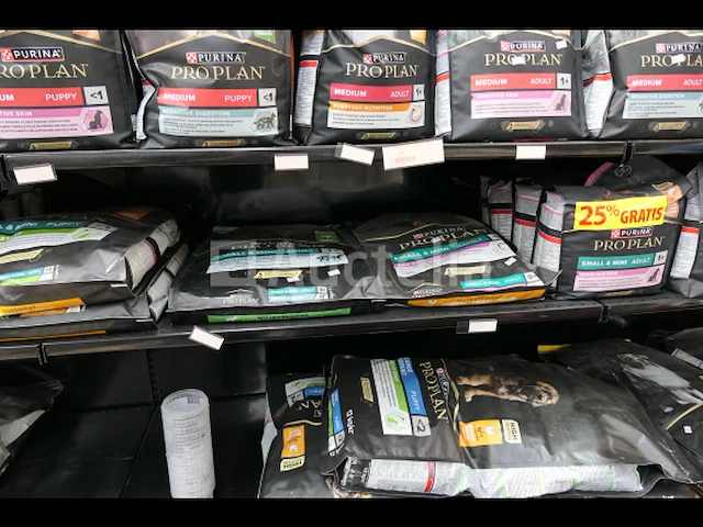 Grote hoeveelheid zakken honden- en kattenvoer met display purina proplan - afbeelding 2 van  17