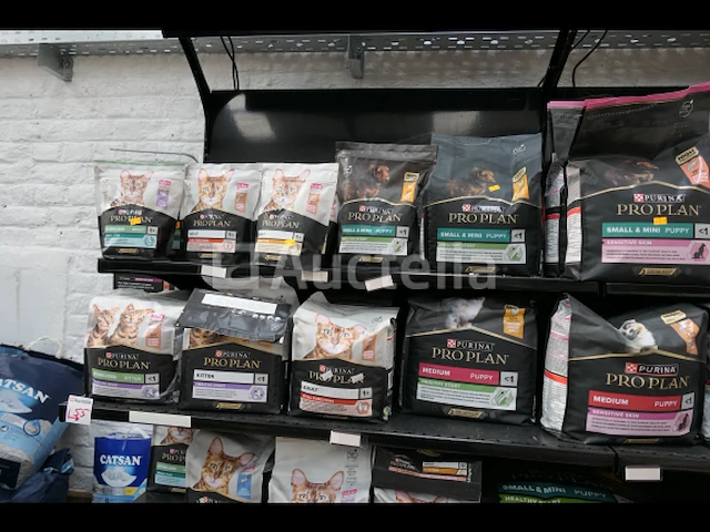 Grote hoeveelheid zakken honden- en kattenvoer met display purina proplan - afbeelding 3 van  17