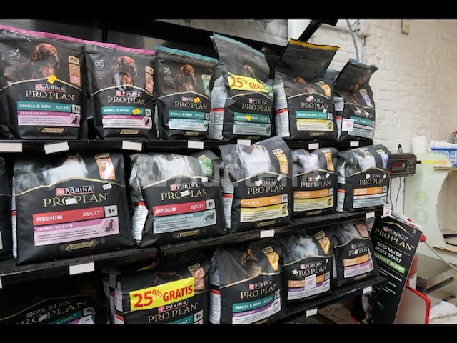 Grote hoeveelheid zakken honden- en kattenvoer met display purina proplan - afbeelding 7 van  17