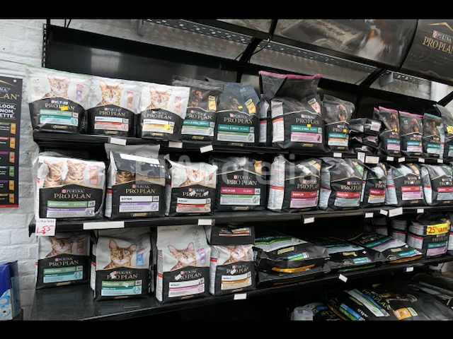 Grote hoeveelheid zakken honden- en kattenvoer met display purina proplan - afbeelding 12 van  17