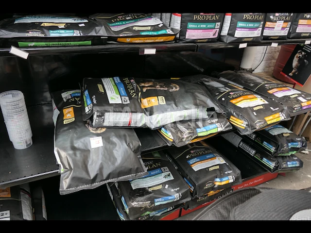 Grote hoeveelheid zakken honden- en kattenvoer met display purina proplan - afbeelding 15 van  17