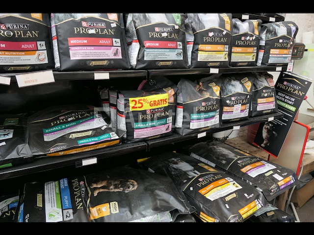 Grote hoeveelheid zakken honden- en kattenvoer met display purina proplan - afbeelding 17 van  17