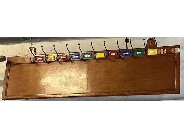 Grote houten schoolkapstok met 10 dubbele ijzeren haken - afbeelding 1 van  1