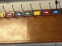 Grote houten schoolkapstok met 10 dubbele ijzeren haken - afbeelding 1 van  1